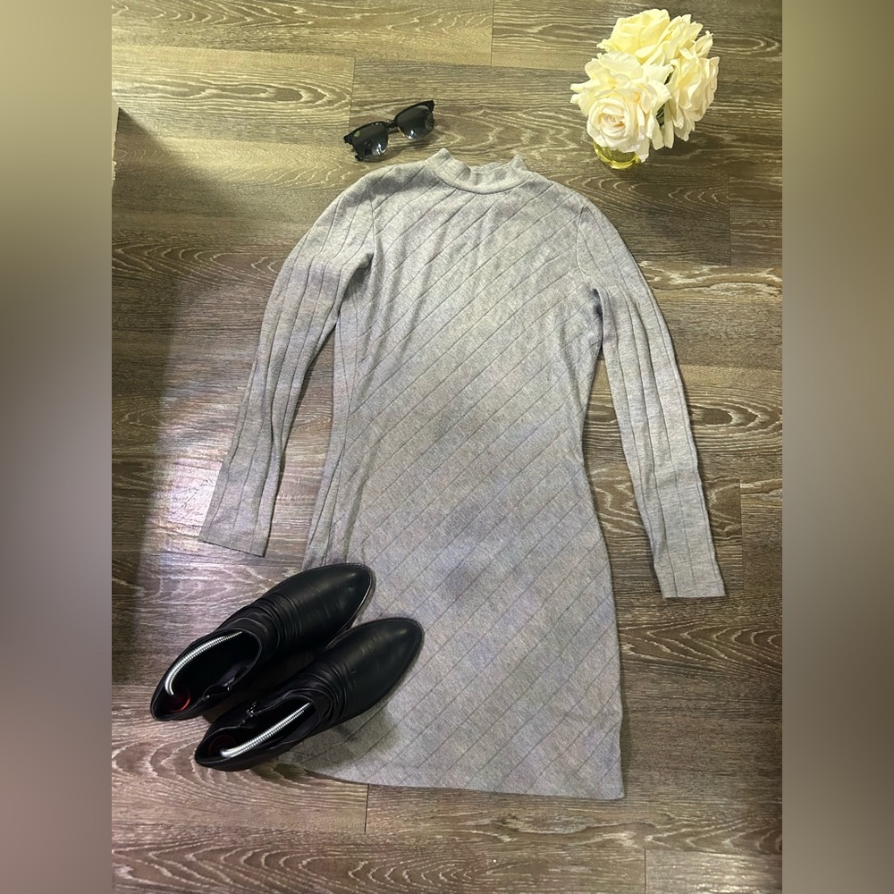 Elegant Long Sleeve sweater Gray Dress, size medium, fabelella